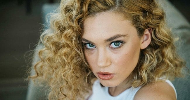 Yeni dizi Star'ın ilk oyuncusu Melisa Şenolsun oldu!