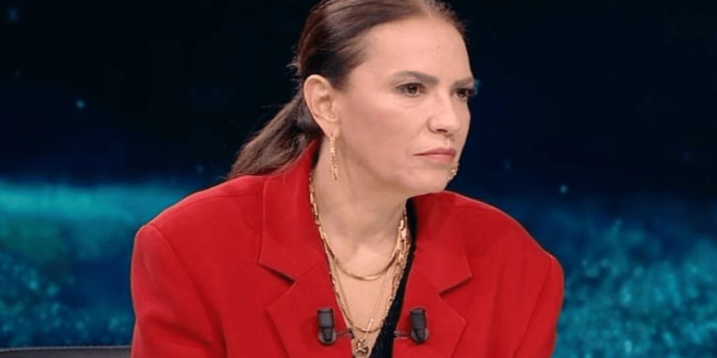 Yeşim Salkım sevenlerini korkuttu Yeşim Salkım sevenlerini korkuttu