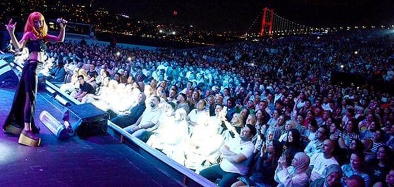 Yıldız Tilbe boğazı inletti!