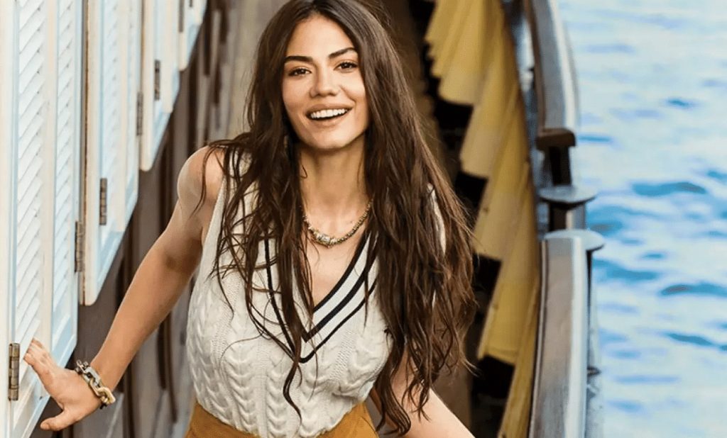 Yılın oyuncusu Demet Özdemir oldu Yılın oyuncusu Demet Özdemir oldu
