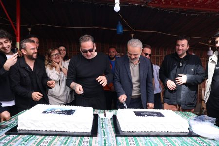 ‘Yılmaz Erdoğan’dan İnci Taneleri’ ekibi son set gününü pasta keserek kutladı!