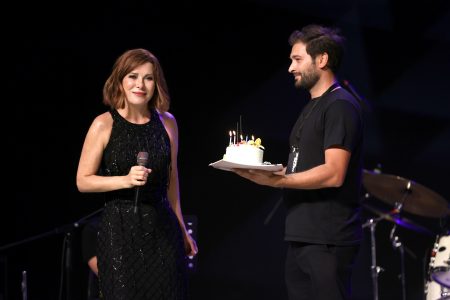 Zuhal Olcay'a sahnede sürpriz kutlama!