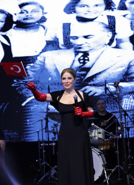 Zuhal Olcay'dan Cumhuriyet'in 100. yılına özel konser!