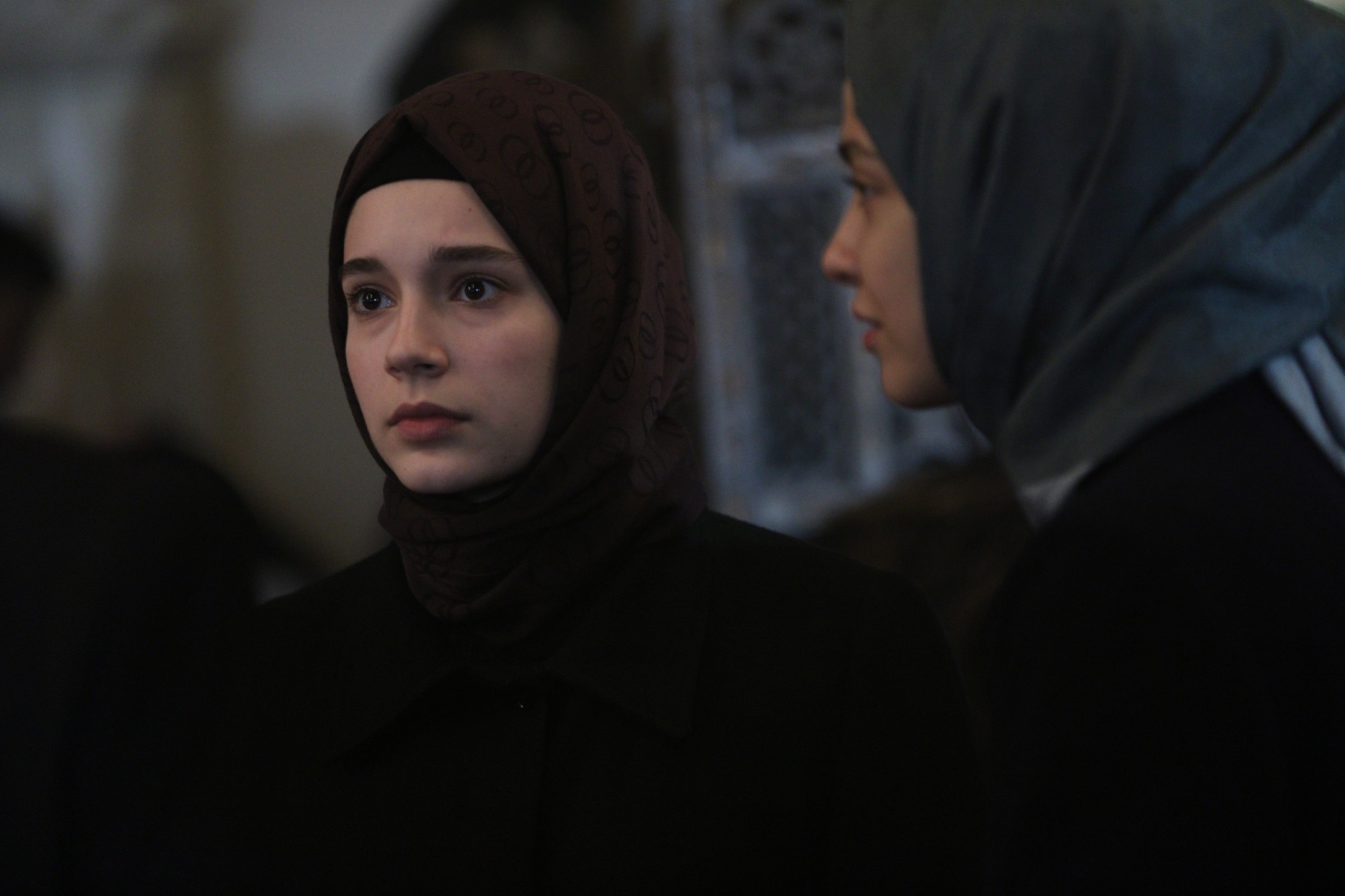 Ancak bu sırada Aziz, Zeynep’in Cüneyd üzerindeki etkisini fark etmiş ve Zeynep’ten kurtulmaya karar vermiştir. Şirin’in bu uğurdaki hamlesi ise kontrolden çıkacak ve Zeynep dahil herkesi ateşe atacak bir felakete dönüşecektir.