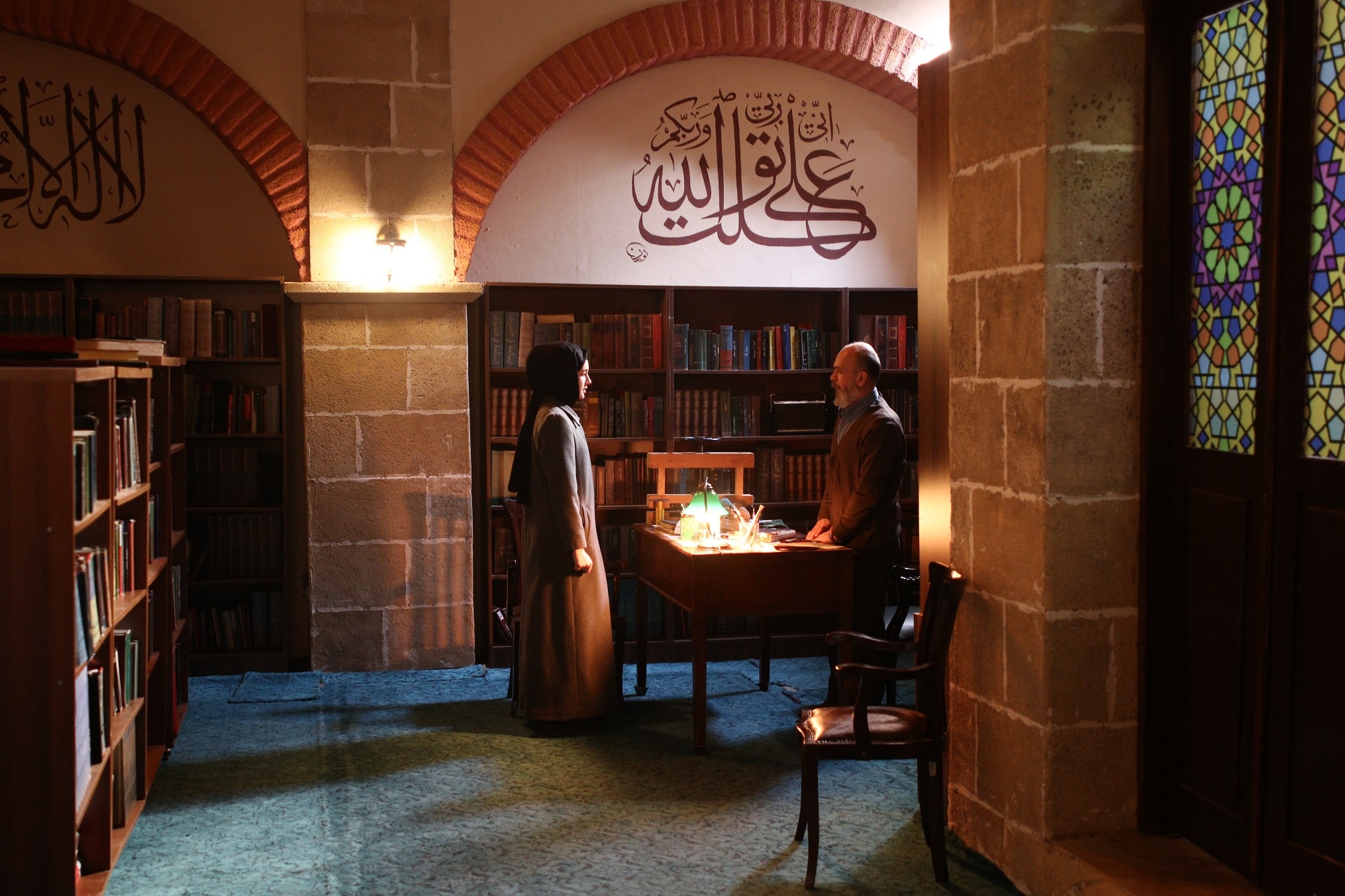 Öte yandan Levent ve Meryem, Suavi’nin yaşadığı sağlık kriziyle sarsılır. Suavi’nin rahatsızlığı aile içindeki geçmiş hesaplaşmaları yeniden alevlendirirken Levent’in içindeki bastırılmış öfkeyi açığa çıkarır. Meryem, onu anlamaya çalışırken çaresiz Levent, ilk kez kendisini açık bir şekilde Meryem’e bırakır.