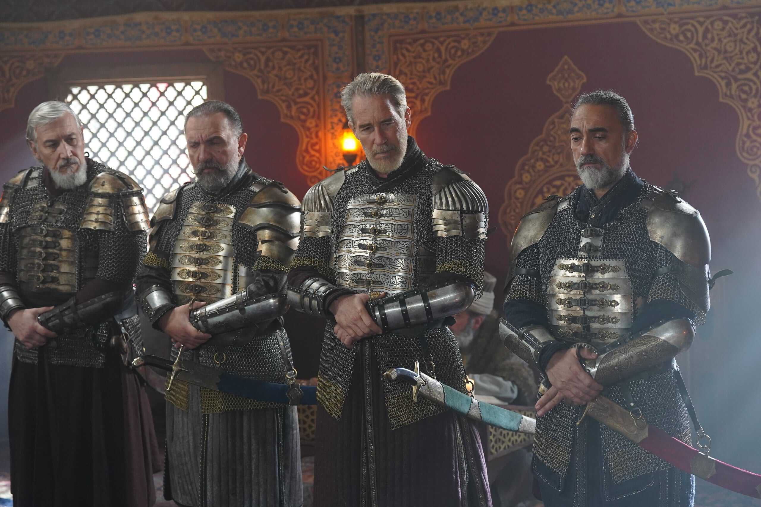 Daha sonra Sultan Mehmed, esir takası için Bizans’a elçi göndermeye karar verir. Bu görev için Ferhat Paşa gönüllü olur ve Konstantinos’un huzuruna çıkar. Ancak sarayda Ferhat, Plethon tarafından “Leo” olarak karşılanır ve Mehmed’in ordusunda yaşanan ikilikleri Konstantinos’a aktarır.
