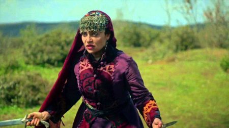 Aytolun Selcan ve Banu Çiçek'in Dövüş Sahnesi