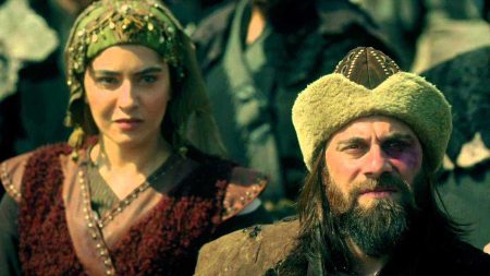 Ertuğrul bey Oba halkına konuşma yapıyor
