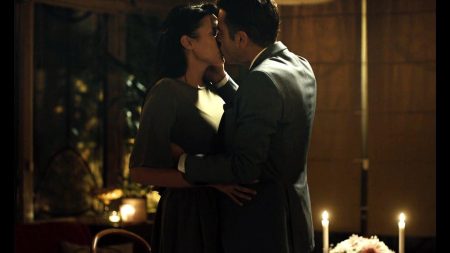Melek ve Hüseyin'in baş başa romantik akşam yemeği.