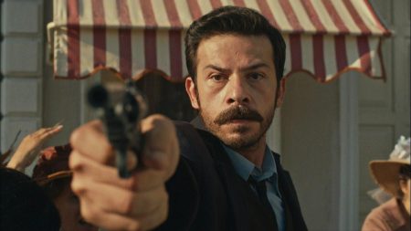İlk kurşunu Hasan Tahsin atıyor!