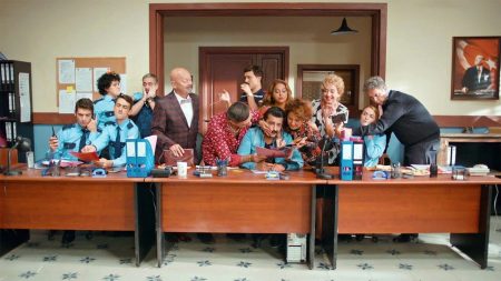 Hayati ve Diğerleri Fragmanı