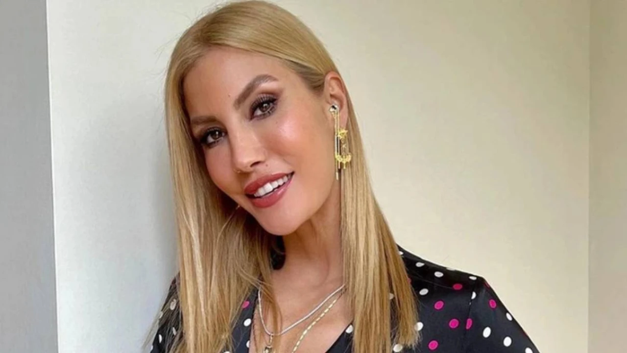 Çağla Şıkel’den tepkilere yanıt: ”Kurbağa bacağı yemedim!”