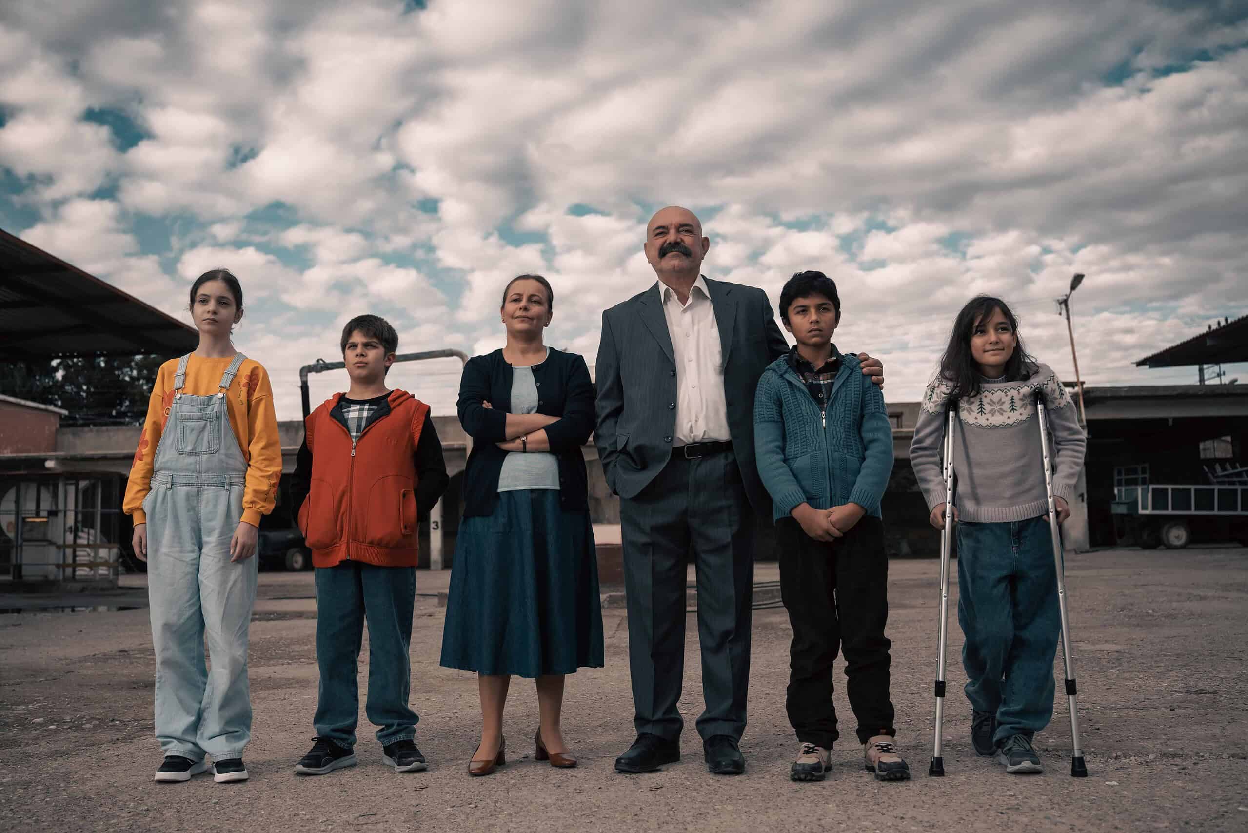 Sarıbahçe’de yıllar geriye gidiyor! Magarsus 2. Sezon 6. Bölümüyle bugün BluTV’de yayında!