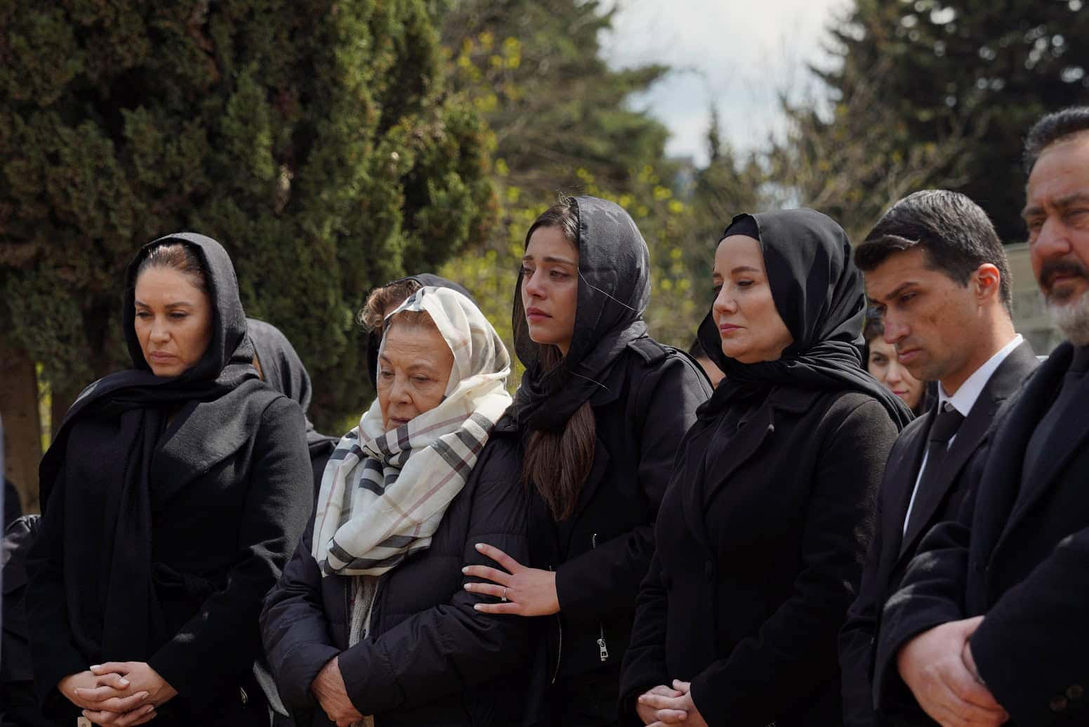 Kızılcık Şerbeti 97. Bölümde Ünal kardeşler annesiz kaldı! Mustafa akıl hastanesine yatırıldı!