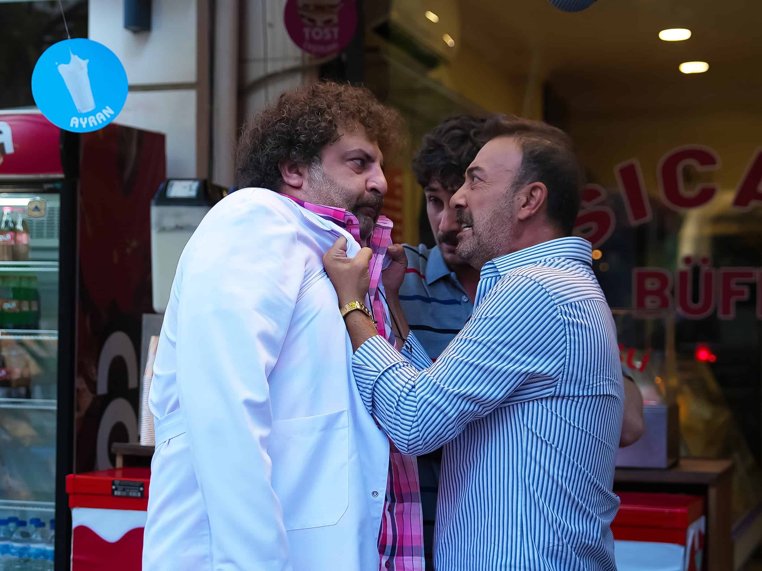 Sıcak Büfe’de geri sayım sürüyor! Barış Yıldız meraklı eczacı kalfası Cevdet rolüyle seyirci karşısına çıkacak!
