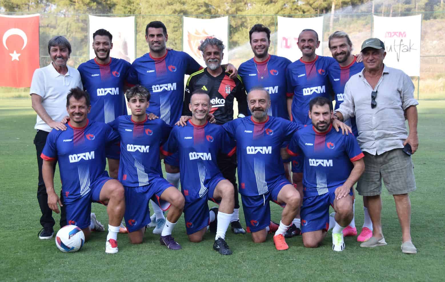 Yılmaz Erdoğan’ın Köyceğiz’deki futbol sahası açılışına ünlü yağdı! Yılmaz Erdoğan’ın Köyceğiz’deki futbol sahası açılışına ünlü yağdı!