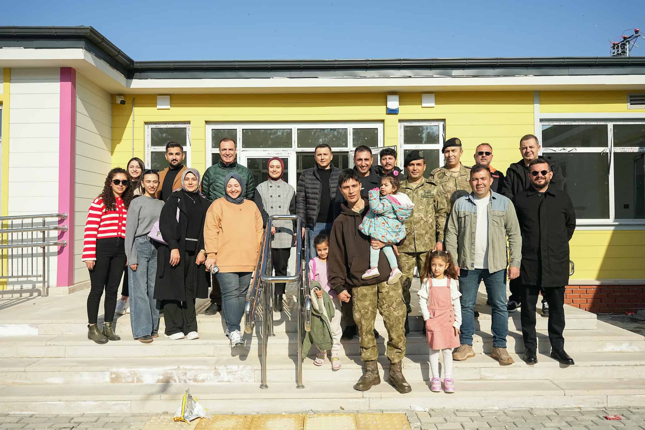 Siyah Bere dizisinin ekibinden anlamlı davranış! Deprem bölgesine kütüphane yaptılar!