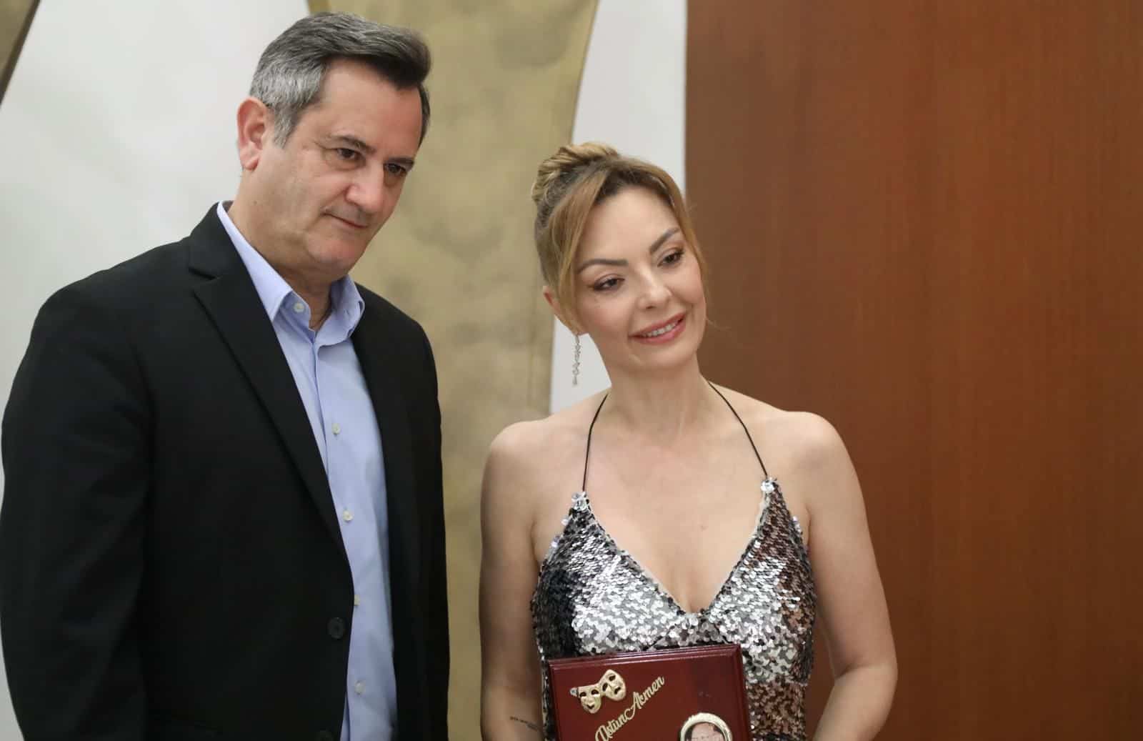Özge Özder: ”Bu ödülü Ahmet Minguizzi’ye adıyorum”