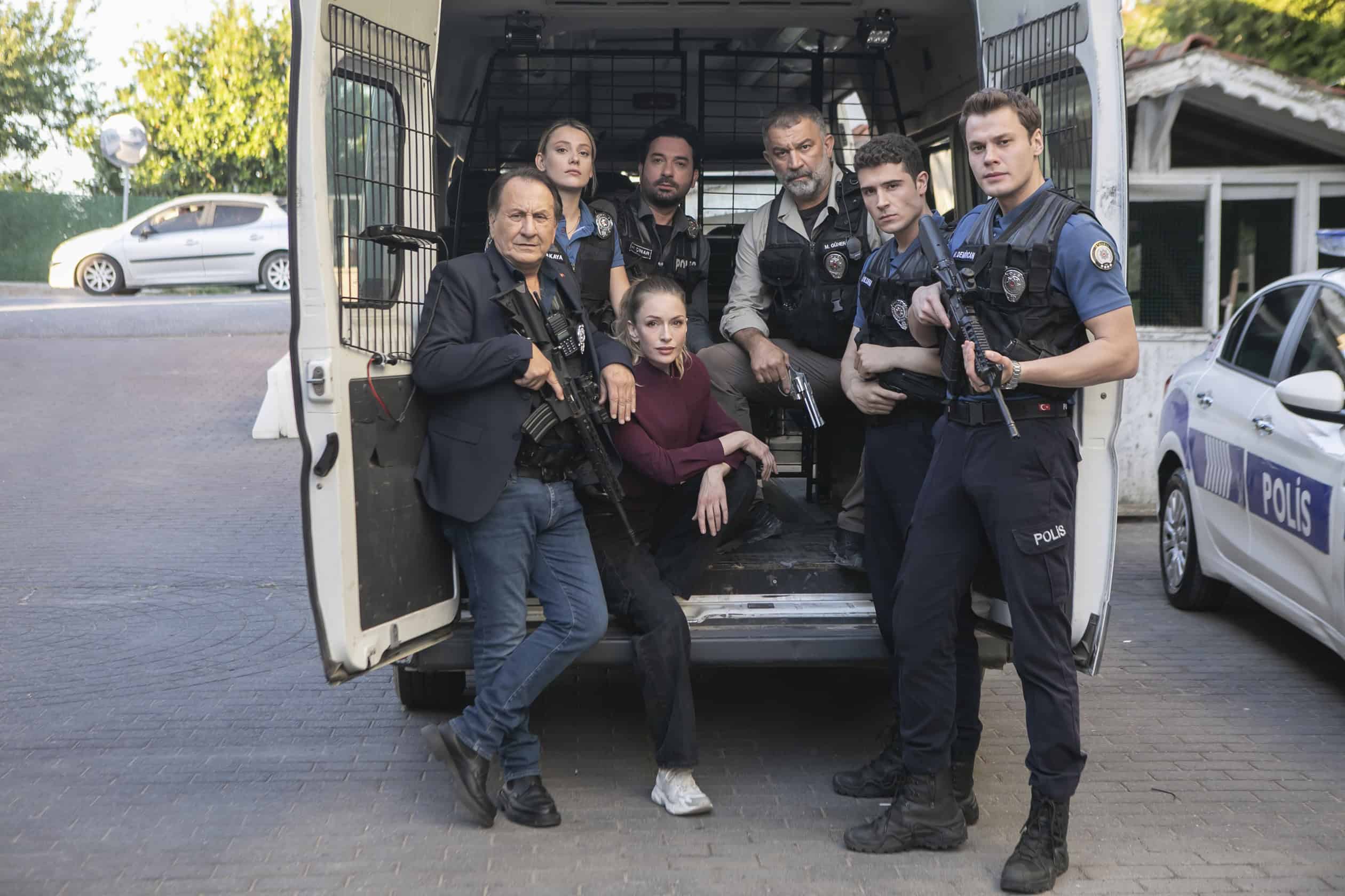 Arka Sokaklar’ın sezon finalinde Ayşecan, annesine hayat verdi! Cevher kendi cenazesini izledi!