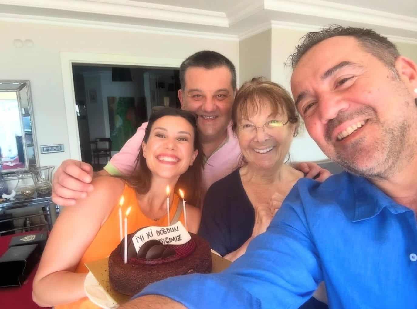 Ata Demirer, yeni yaşını ailesiyle kutladı! Sevgilisi yaş gününde ortaya çıktı!