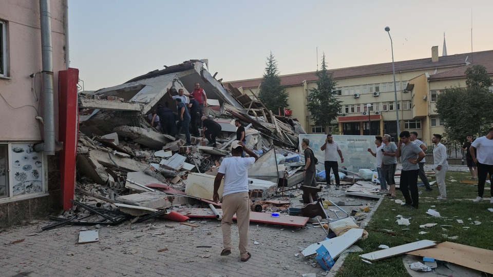 Balıkesir Sındırgı'daki depremin ardından ünlüler, geçmiş olsun mesajları yayınladı!