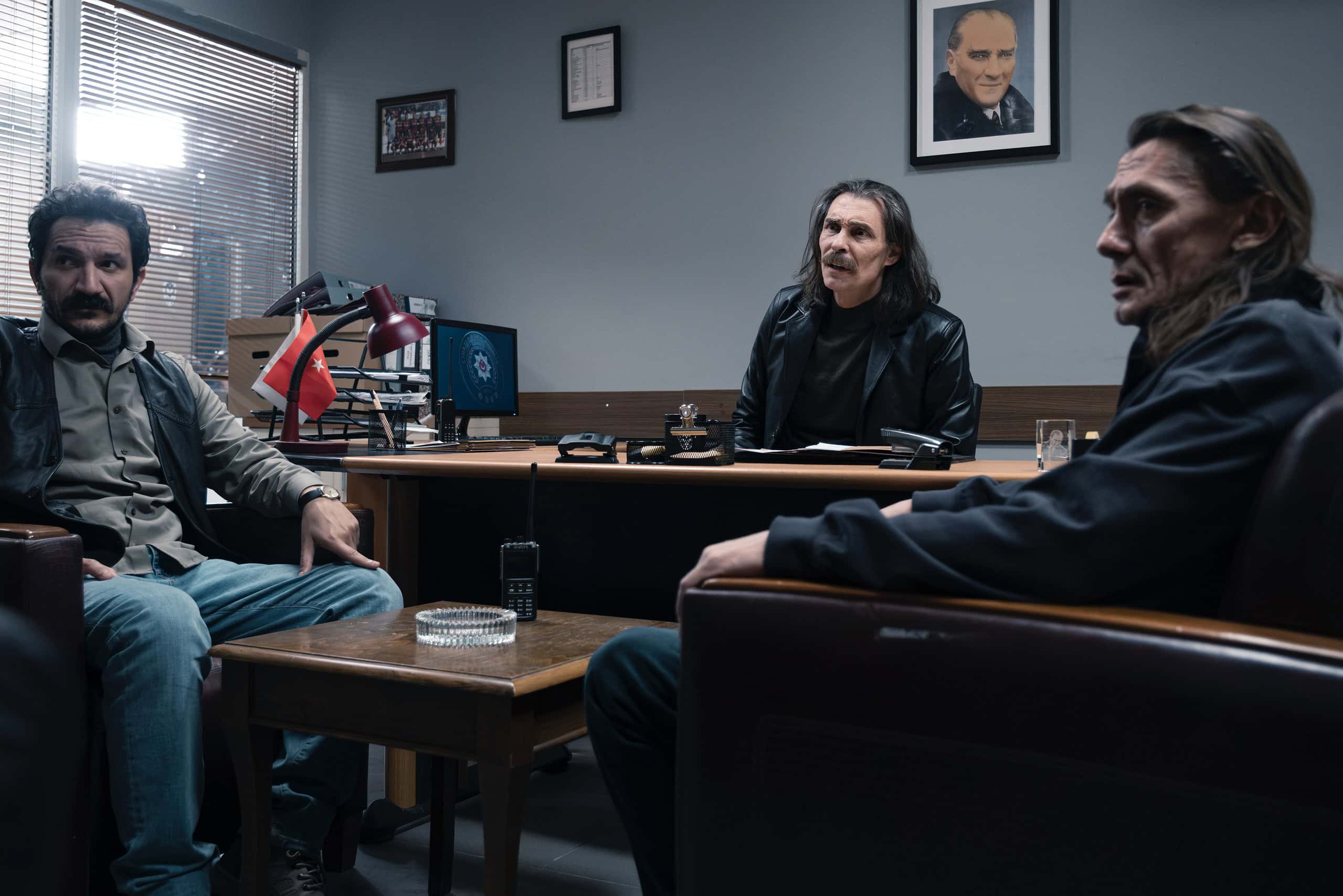 HBO Max, ‘Çekiç ve Gül: Bir Behzat Ç. Hikayesi’nin üçüncü sezon ilk bölümünü yayına aldı!