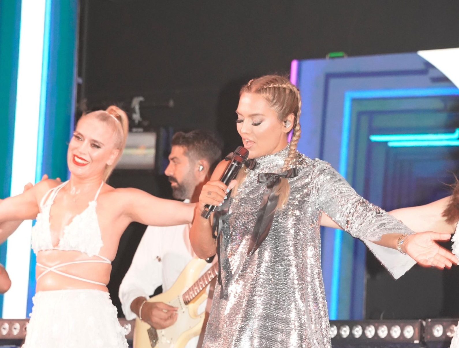 Demet Akalın Kemer’de unutulmaz bir geceye imza attı!