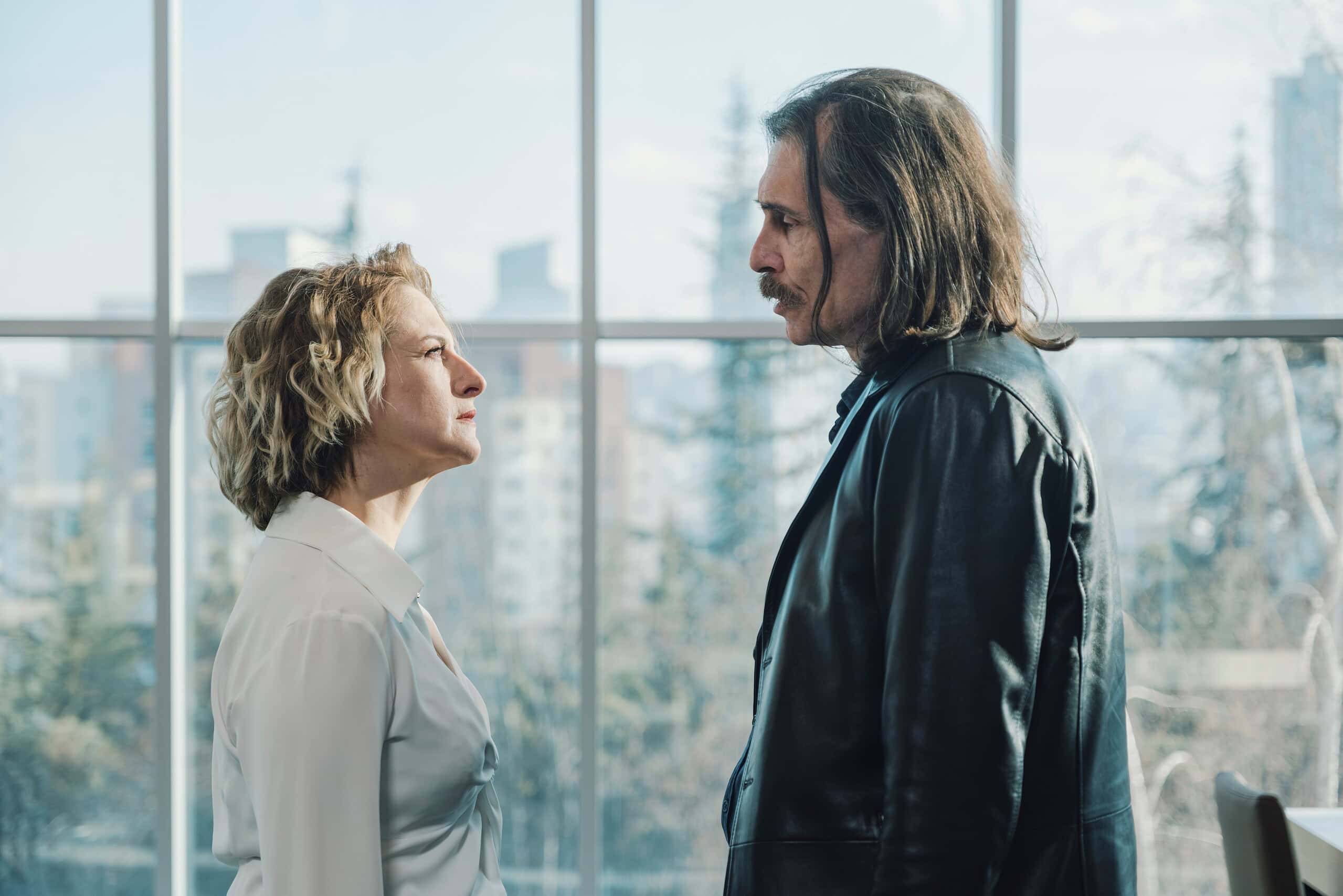 HBO Max, ‘Çekiç ve Gül: Bir Behzat Ç. Hikayesi’nin 3. Sezon 3. Bölümünü yayına aldı!