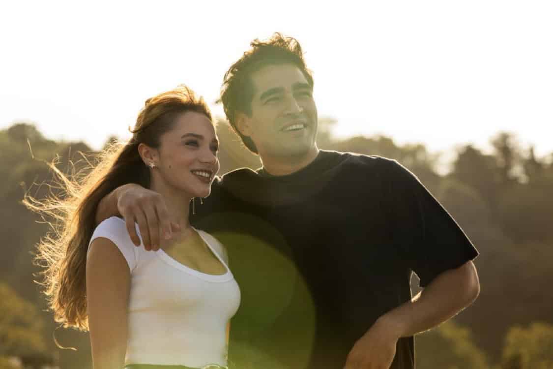 Disney+’ın, Mert Ramazan Demir ve Miray Daner’li yeni dizisi “Bize BiŞey Olmaz”dan ilk kare yayınlandı!