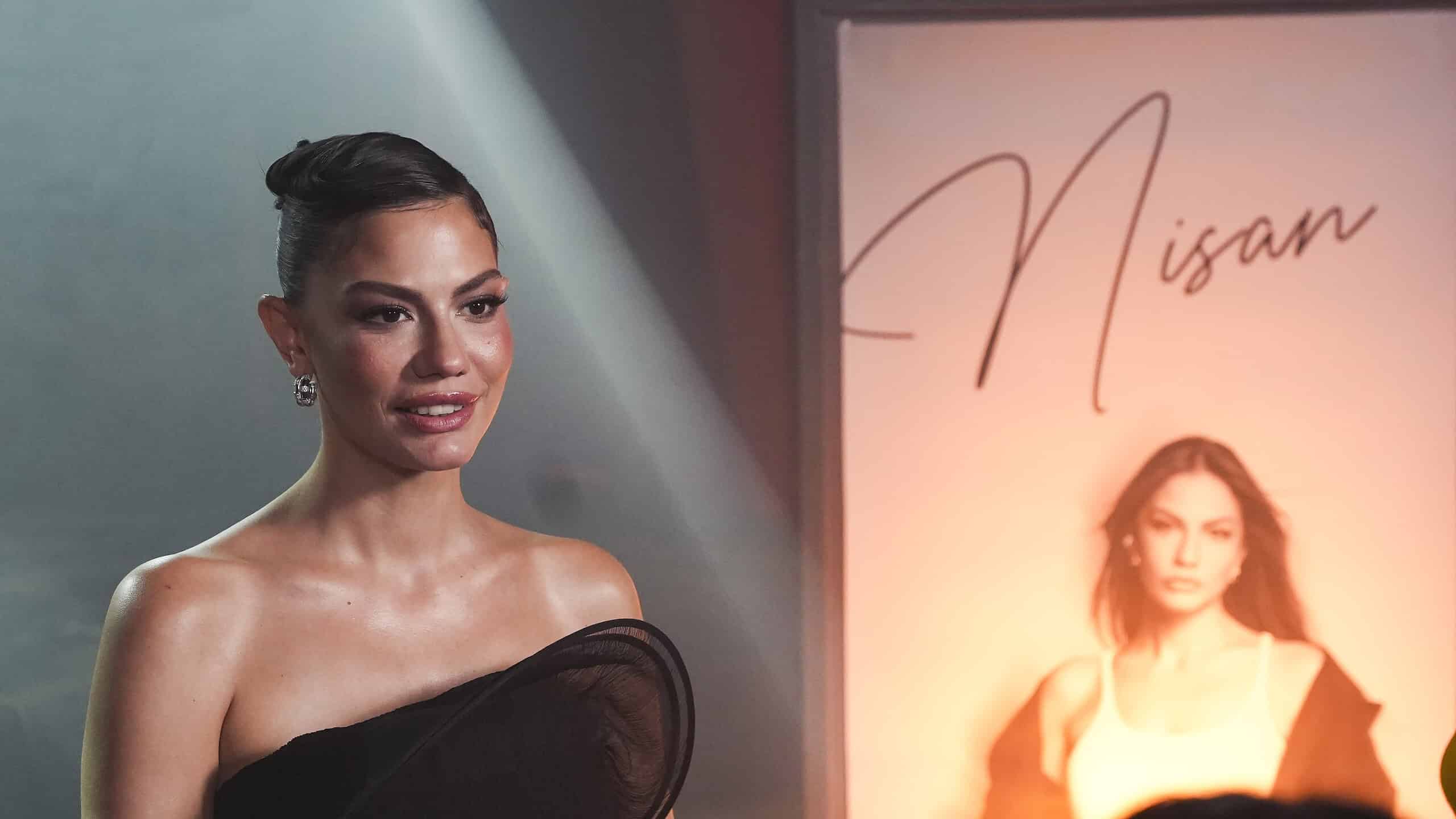 Eşref Rüya, ikinci sezonunda da temposunu yükselterek ekrana dönüyor! Nisan Akyol’dan unutulmaz lansman gecesi!