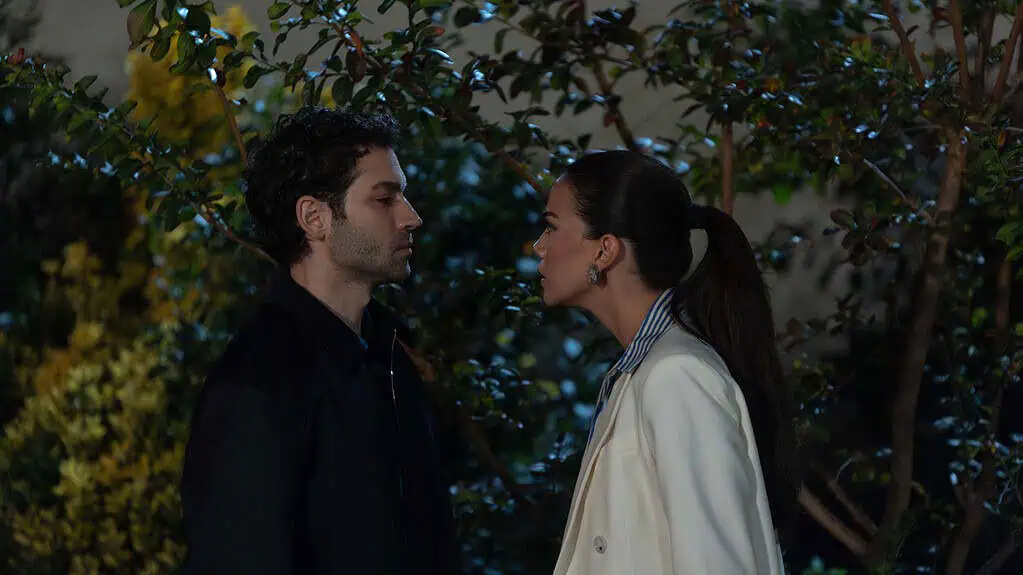 Başkalarının Hayatı 5. Bölümde Neslihan ve Sarp kurdukları oyuna teslim oldular! Hülya, Sarp’a aşkını ilan etti!