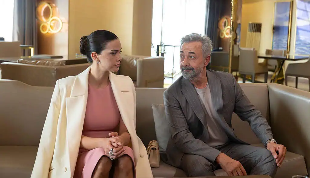 Başkalarının Hayatı 4. Bölümde Hülya, Gülizar’ı işe aldı! Sarp ve Neslihan evlendiklerini açıkladı!