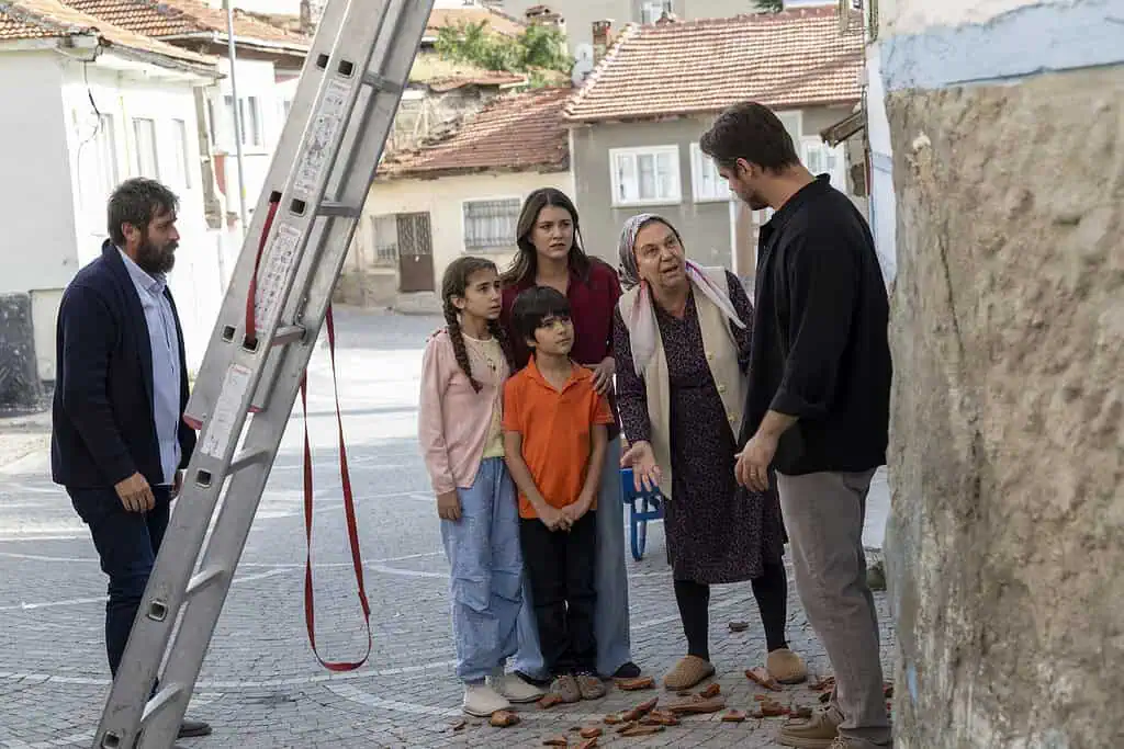 Gönül Dağı 226. Bölümde Cemile’nin halı deposu kundaklandı! Kenan doktorluğa geri dönmeye karar verdi!