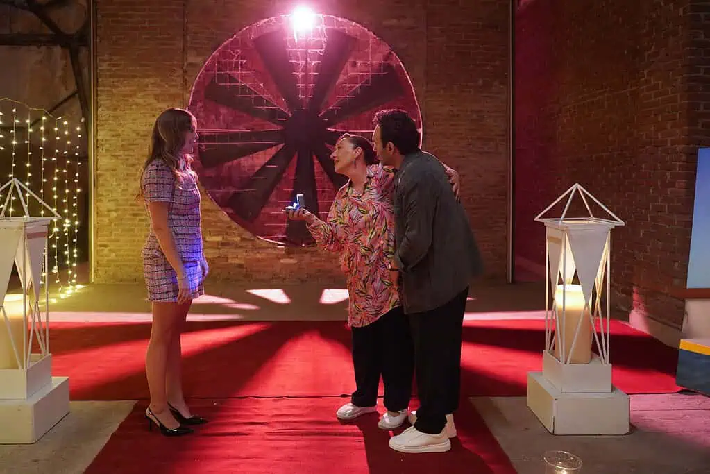 Tuzlu Kahve 6. Bölümde Mehmet ve Hatun, Derin’e ortaklaşa evlilik teklifi etti! Feryal ve Elit, istemeyi bastı!
