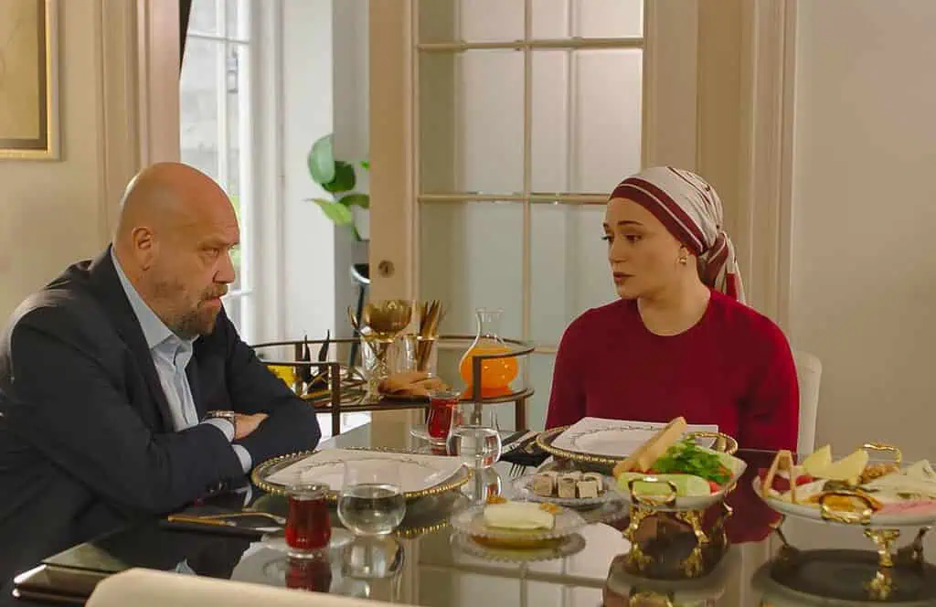 Kızılcık Şerbeti 142. Bölümde Ulvi’nin sakarlığı Asude’yi küçük düşürdü! Ünalların evine gelen davetsiz misafir herkesi şaşırttı!