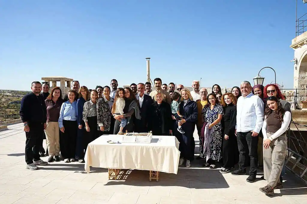 Show TV ailesinden “Sevdan Bir Ateş” dizi setine anlamlı ziyaret!